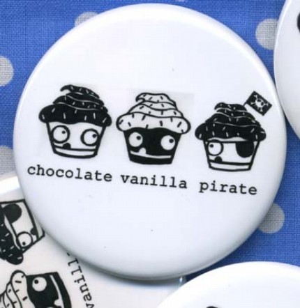pirate_cupcake_button_fr_dogboneart.jpg